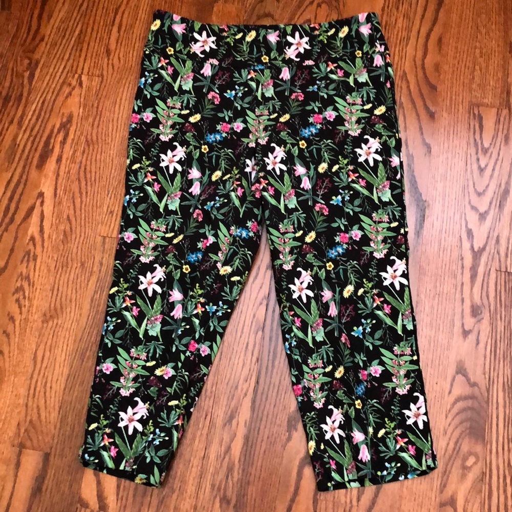 Roz & Ali Pull On Capris Pants Cropped Womens 10P Pretty floral print